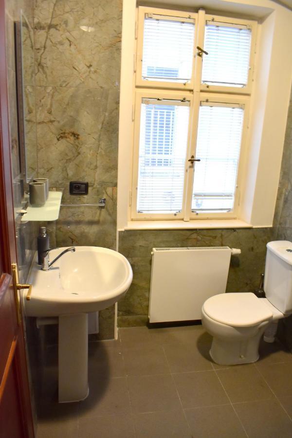 Apartment Lesser Town! Praag Buitenkant foto